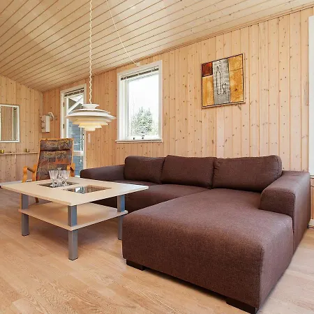 Three-bedroom Holiday In 1