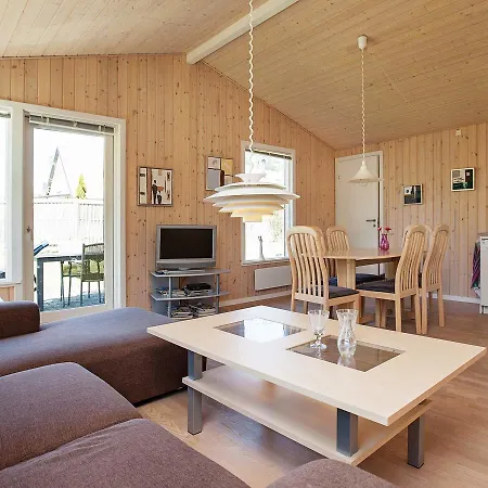 Three-bedroom Holiday In 1 *