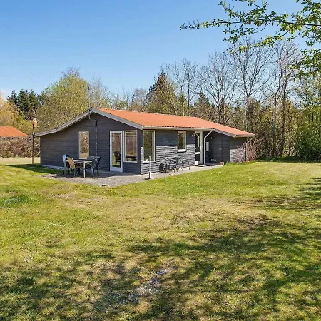 Three-bedroom Holiday In 1